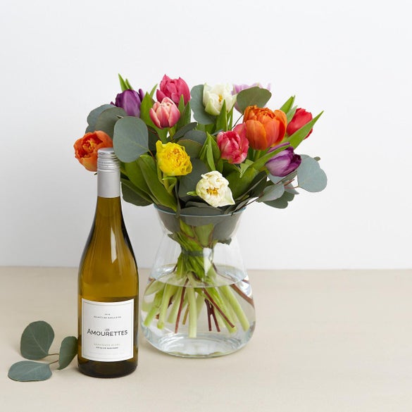 De farverige tulipaner med hvidvin